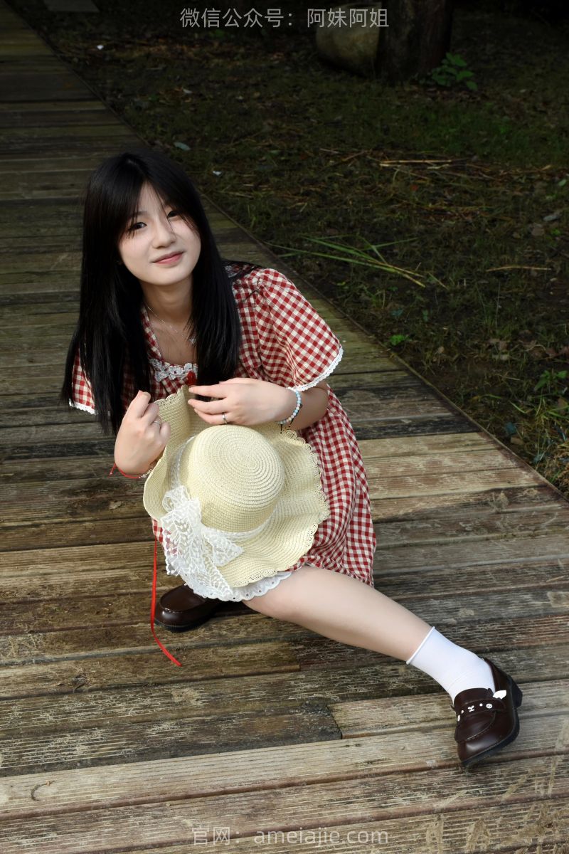《绿意为邻》把喧嚣隔绝在树林之处，只沉醉于眼前满目苍翠